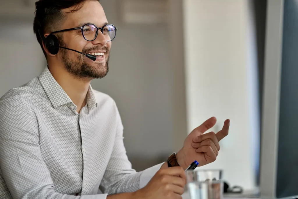 Hombre con cascos realizando la atención al cliente por teléfono