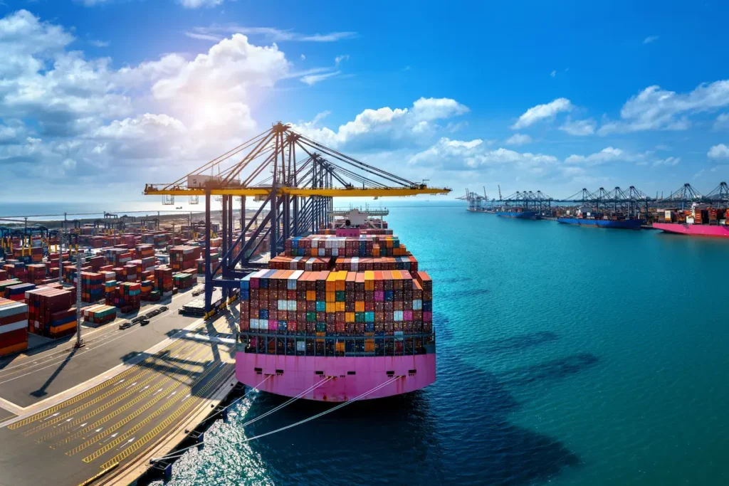 Plano general de un puerto con un barco cargado de bidones de importación y exportación
